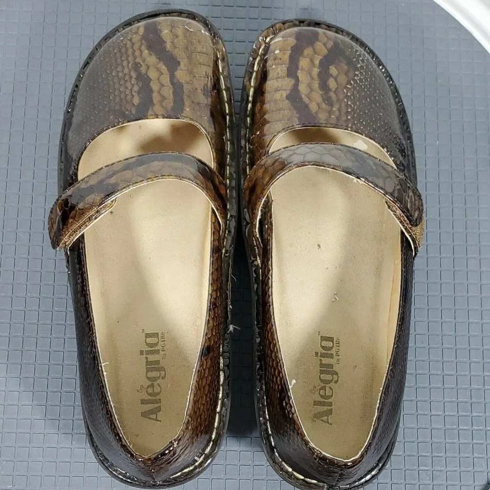 Alegria Women's Mary Jane Shoes Size 39/8.5 Brown Patent Leather Snakesk…